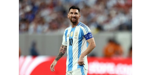 Lionel Messi oli erittäin onnellinen istuessaan penkillä